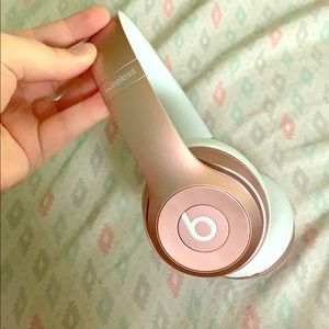 Rose Gold Wireless Solo 3 Beats